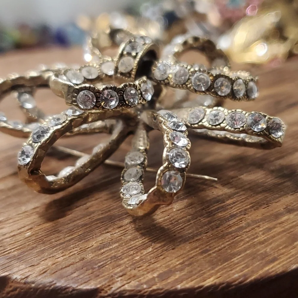 Unsigned vintage‎ whiting and davis crystal twist flower brooch stunning B807